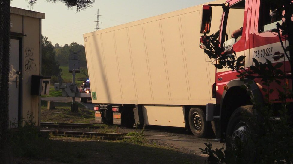 V Kralupech nad Vltavou se na železničním přejezdu srazil vlak s nákladním autem.