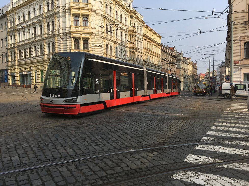 Po dobu více než jednoho měsíce se bude opravovat tramvajová trať na křižovatce Strossmayerova náměstí v Praze 7.