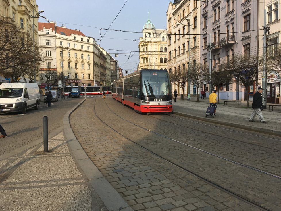 Po dobu více než jednoho měsíce se bude opravovat tramvajová trať na křižovatce Strossmayerova náměstí v Praze 7.