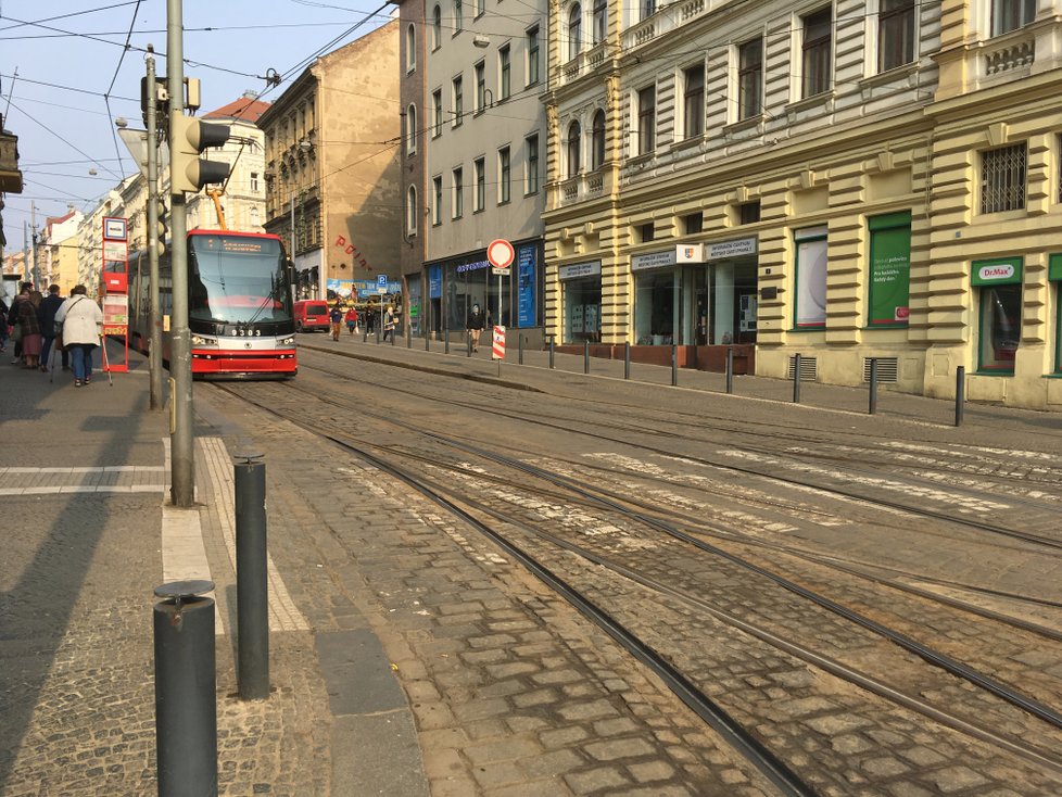 Po dobu více než jednoho měsíce se bude opravovat tramvajová trať na křižovatce Strossmayerova náměstí v Praze 7.