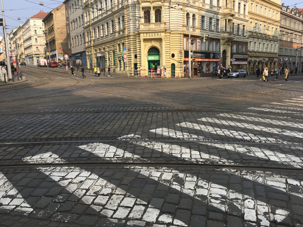 Po dobu více než jednoho měsíce se bude opravovat tramvajová trať na křižovatce Strossmayerova náměstí v Praze 7.