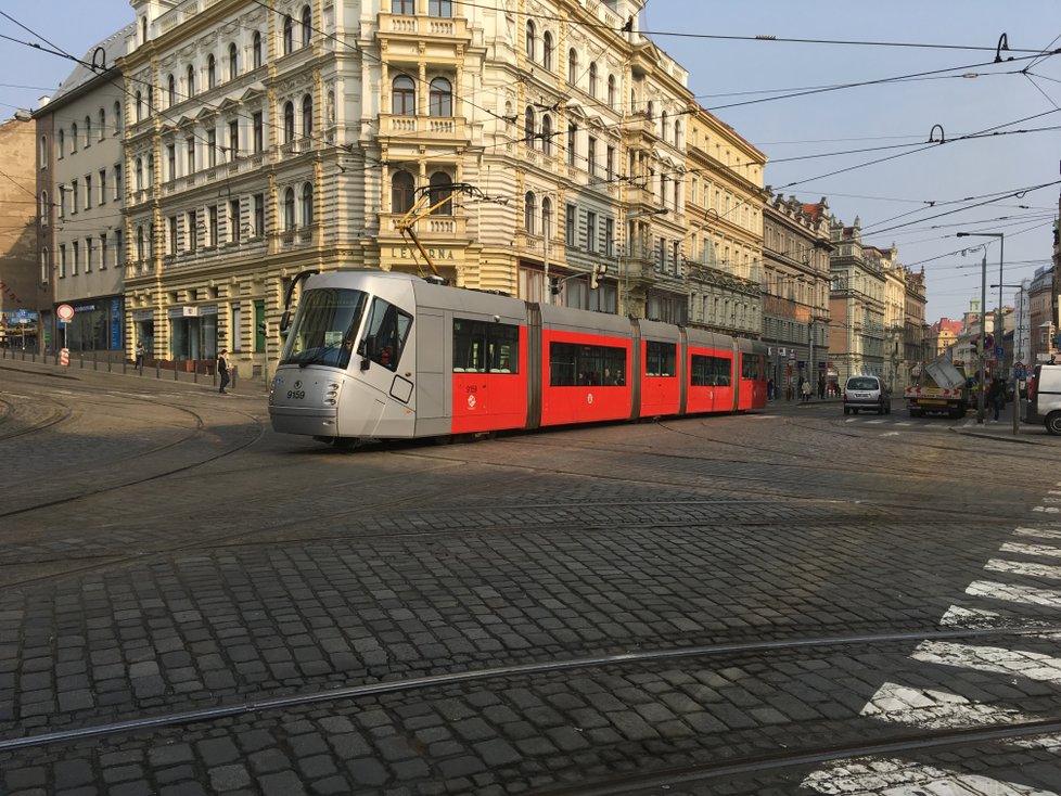 Po dobu více než jednoho měsíce se bude opravovat tramvajová trať na křižovatce Strossmayerova náměstí v Praze 7.