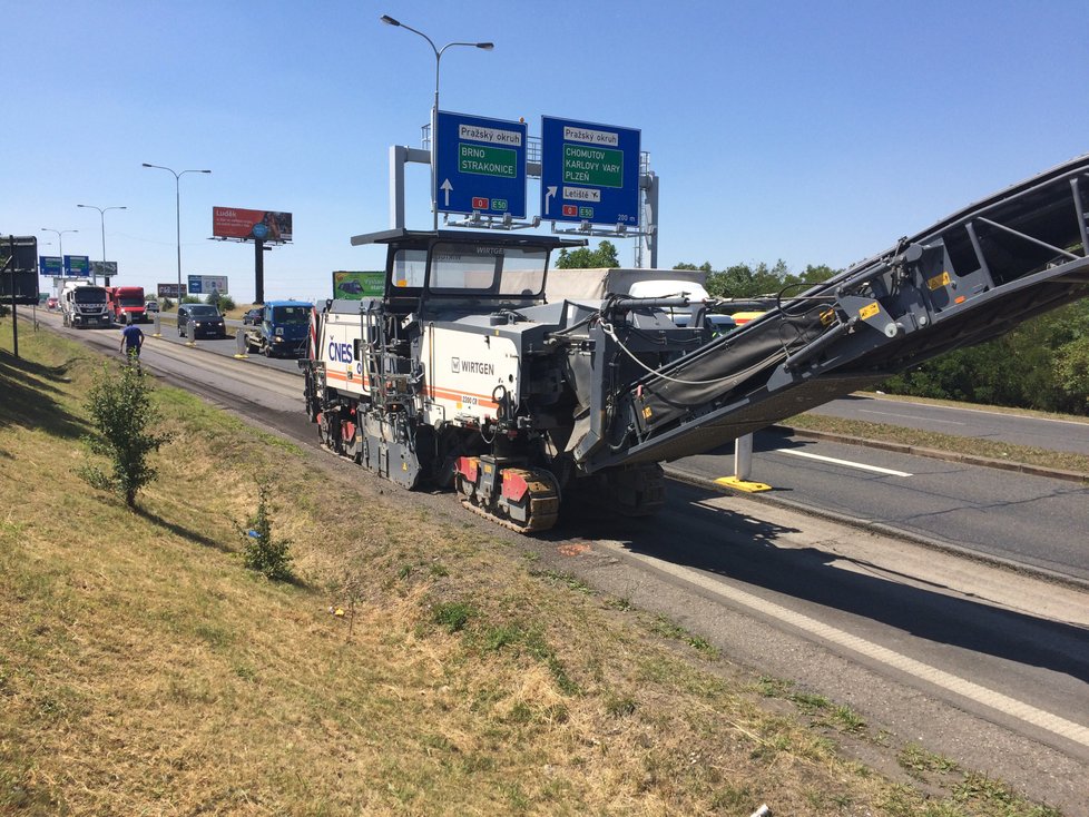 V ulici K Barrandovu odstartovala dlouhodobá rekonstrukce vozovky, oproti původním plánům se začalo směrem do centra.