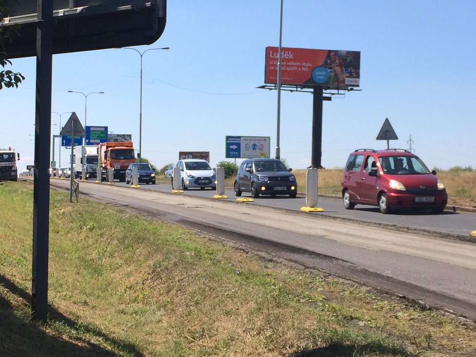 V ulici K Barrandovu odstartovala dlouhodobá rekonstrukce vozovky, oproti původním plánům se začalo směrem do centra.