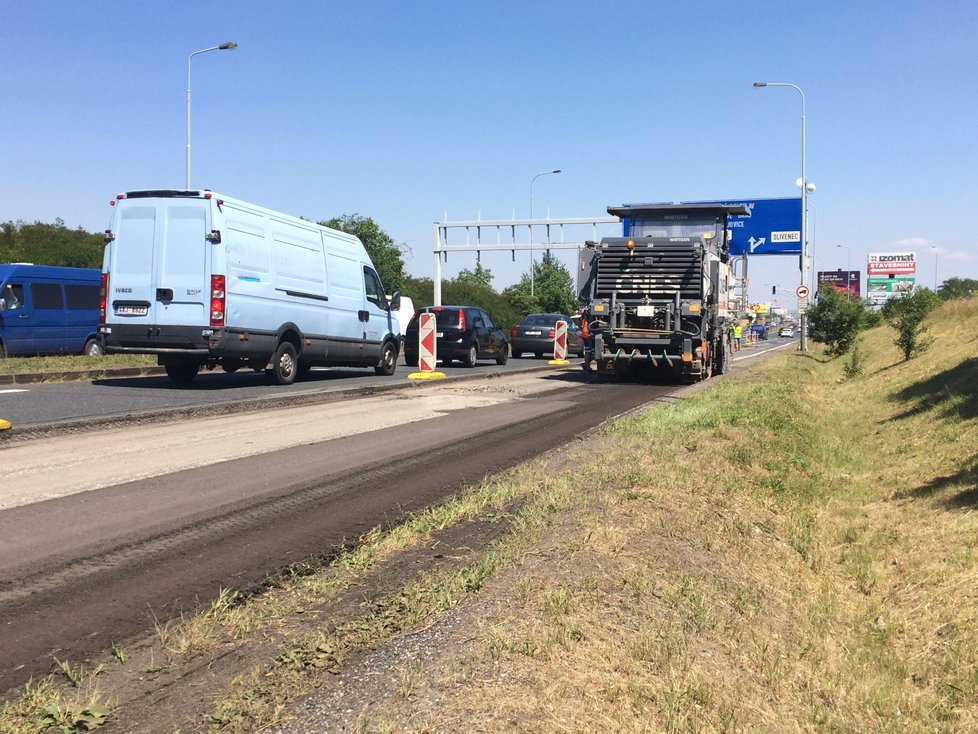 V ulici K Barrandovu odstartovala dlouhodobá rekonstrukce vozovky, oproti původním plánům se začalo směrem do centra.