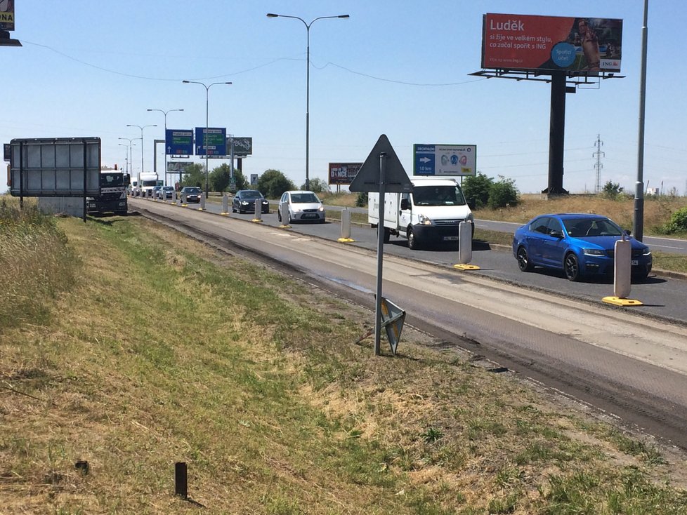 V ulici K Barrandovu odstartovala dlouhodobá rekonstrukce vozovky, oproti původním plánům se začalo směrem do centra.