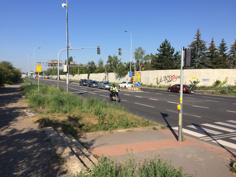 V ulici K Barrandovu odstartovala dlouhodobá rekonstrukce vozovky, oproti původním plánům se začalo směrem do centra.