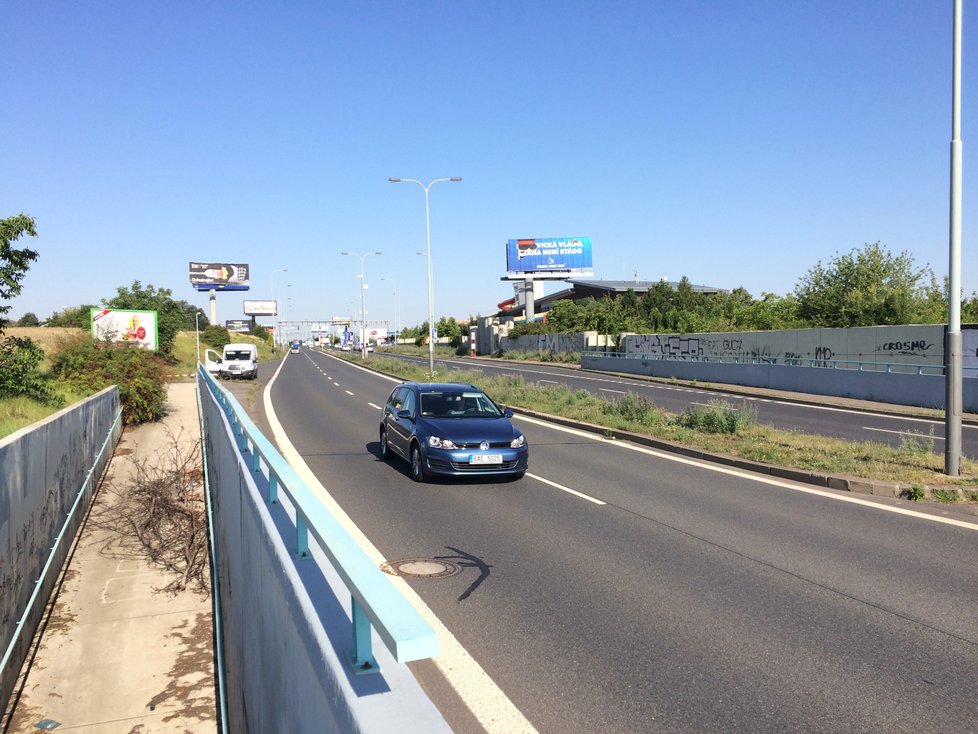 V ulici K Barrandovu odstartovala dlouhodobá rekonstrukce vozovky, oproti původním plánům se začalo směrem do centra.