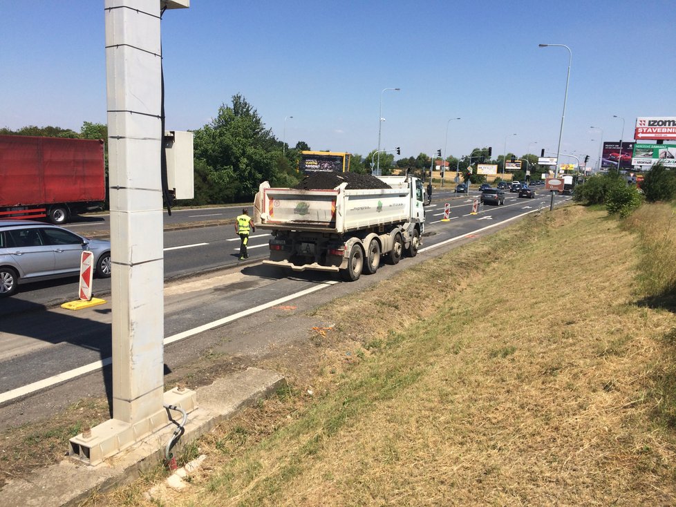 V ulici K Barrandovu odstartovala dlouhodobá rekonstrukce vozovky, oproti původním plánům se začalo směrem do centra.