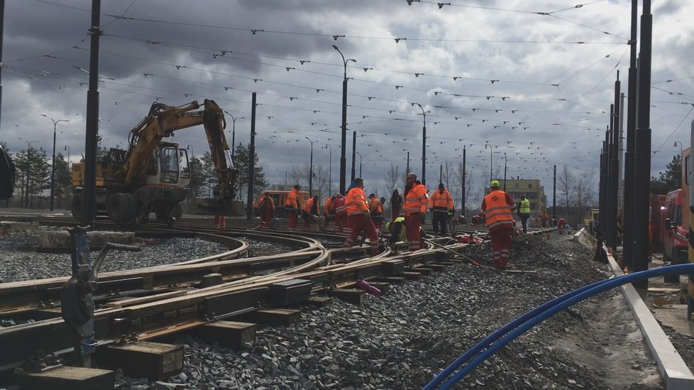 Před opravnou tramvají vzniká nové odstavné parkoviště.