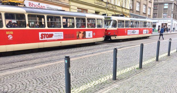 Přes Strossmayerovo náměstí nejezdí tramvaje.