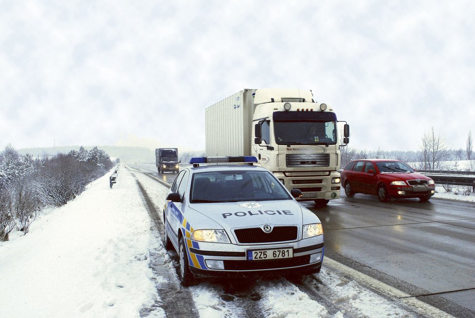 Řidiči musí být při jízdě opatrní. Silnice mohou být pokryty námrazou