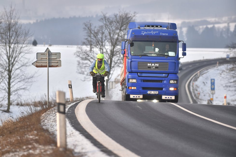 Řidiči musí být při jízdě opatrní. Silnice mohou být pokryty námrazou