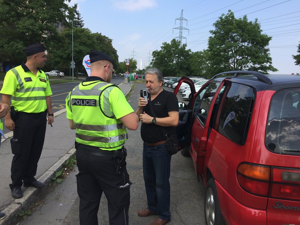 „Veřejnost upozorňujeme na právo požádat policejní hlídku foukat 15 minut po zastavení, aby se z těla odboural minimální alkohol zastoupený v některých produktech každodenní spotřeby,“ uvedla policie