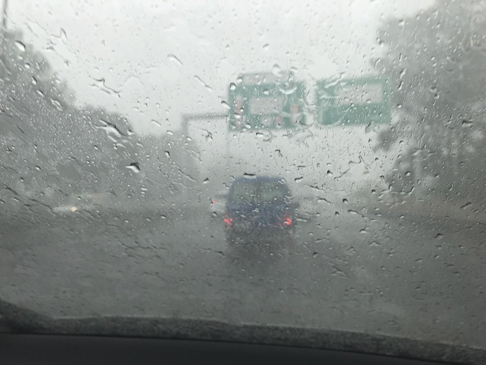 Dopravní komplikace v Praze kvůli bouřce a přívalovému dešti.