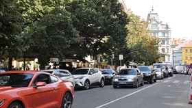 Práce na opravě mostu přes Divadelní ulici způsobily v posledním týdnu kolaps dopravy. Nejen na národní vznikají nekonečné kolony aut. (3. září 2021)
