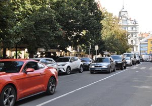 Práce na opravě mostu přes Divadelní ulici způsobily v posledním týdnu kolaps dopravy. Nejen na národní vznikají nekonečné kolony aut. (3. září 2021)