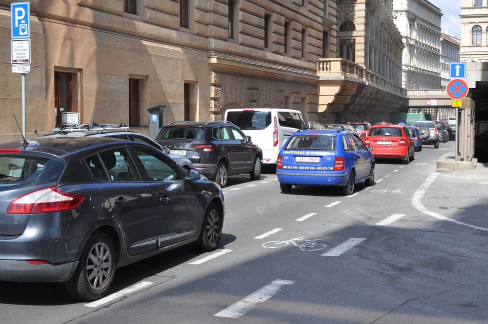 Práce na opravě mostu přes Divadelní ulici způsobily v posledním týdnu kolaps dopravy. Nejen na národní vznikají nekonečné kolony aut. (3. září 2021)