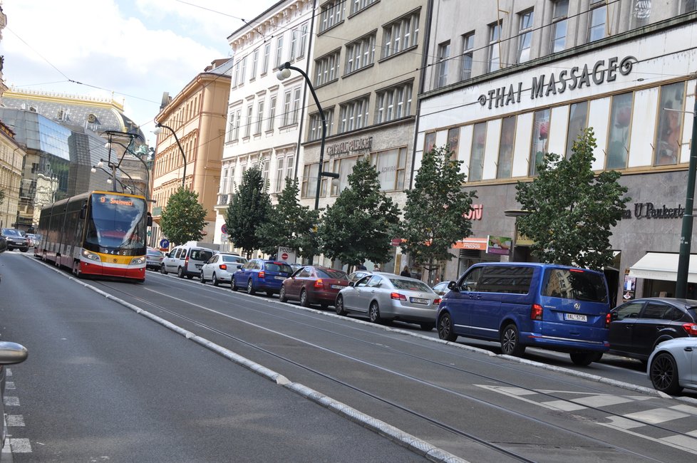 Práce na opravě mostu přes Divadelní ulici způsobily v posledním týdnu kolaps dopravy. Nejen na národní vznikají nekonečné kolony aut. (3. září 2021)