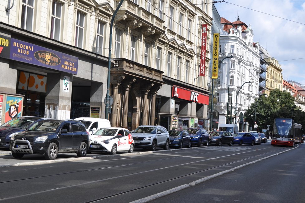 Práce na opravě mostu přes Divadelní ulici způsobily v posledním týdnu kolaps dopravy. Nejen na národní vznikají nekonečné kolony aut. (3. září 2021)