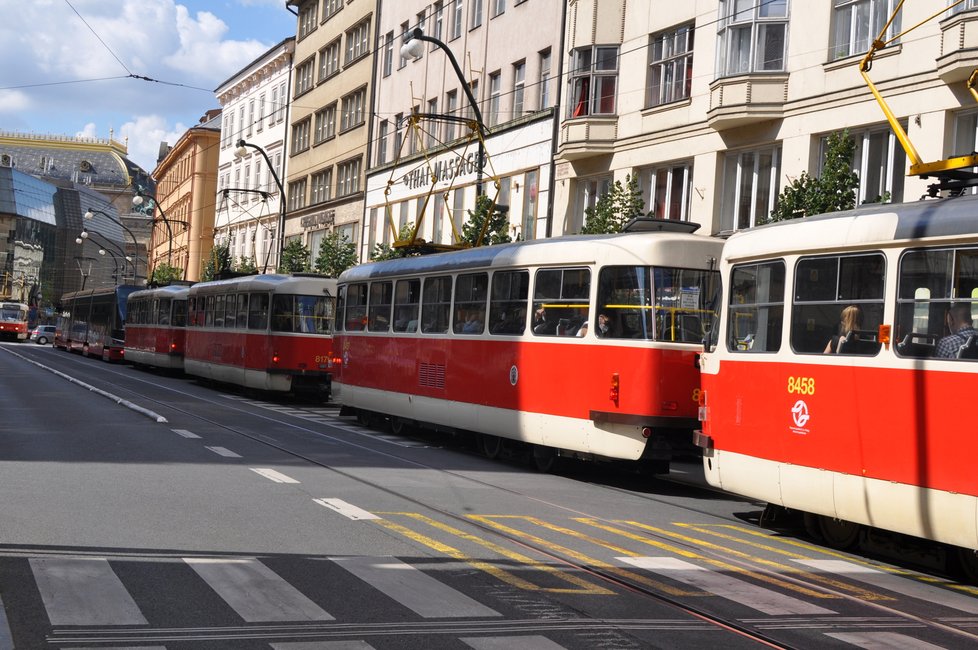 Práce na opravě mostu přes Divadelní ulici způsobily v posledním týdnu kolaps dopravy. Nejen na národní vznikají nekonečné kolony aut. (3. září 2021)