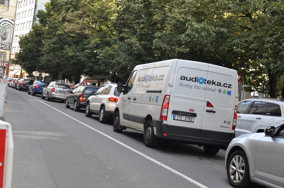 Práce na opravě mostu přes Divadelní ulici způsobily v posledním týdnu kolaps dopravy. Nejen na národní vznikají nekonečné kolony aut. (3. září 2021)