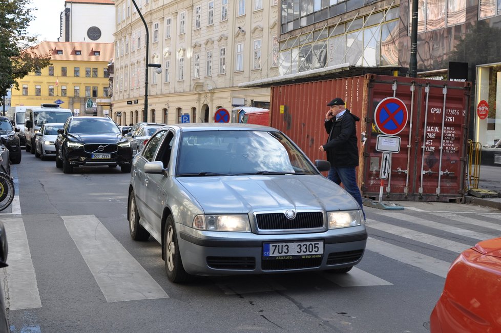 Práce na opravě mostu přes Divadelní ulici způsobily v posledním týdnu kolaps dopravy. Nejen na národní vznikají nekonečné kolony aut. (3. září 2021)