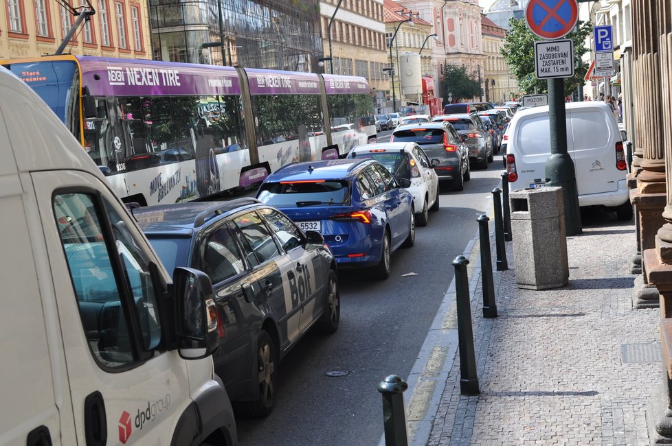 Práce na opravě mostu přes Divadelní ulici způsobily v posledním týdnu kolaps dopravy. Nejen na národní vznikají nekonečné kolony aut. (3. září 2021)