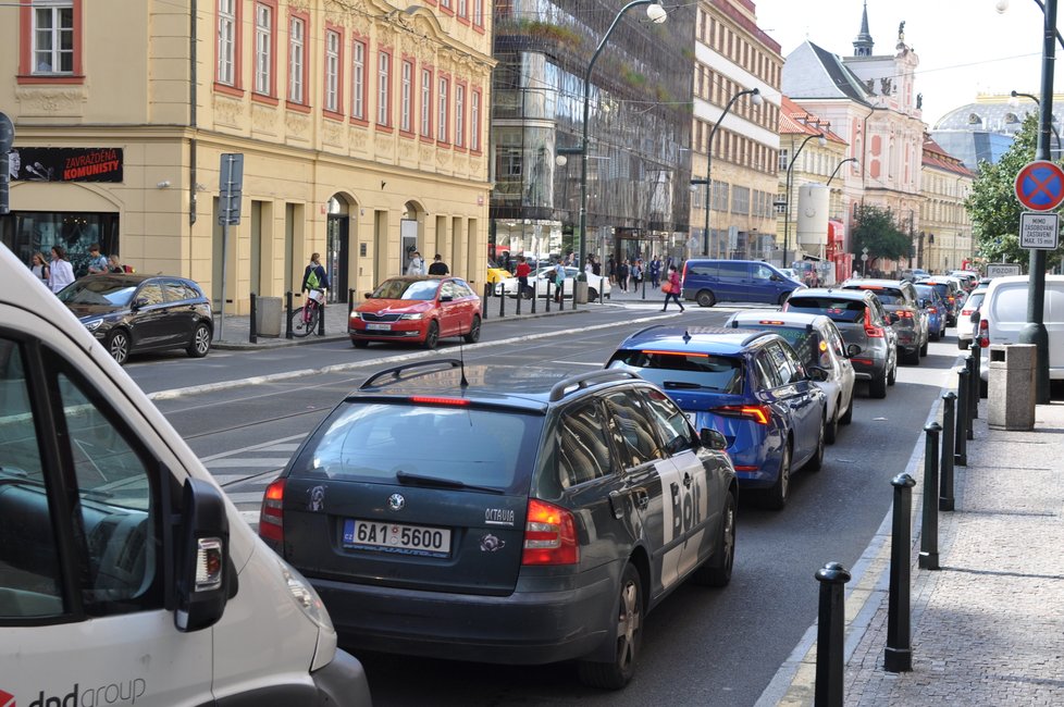 Práce na opravě mostu přes Divadelní ulici způsobily v posledním týdnu kolaps dopravy. Nejen na národní vznikají nekonečné kolony aut. (3. září 2021)