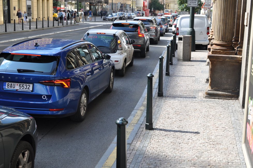 Práce na opravě mostu přes Divadelní ulici způsobily v posledním týdnu kolaps dopravy. Nejen na národní vznikají nekonečné kolony aut. (3. září 2021)