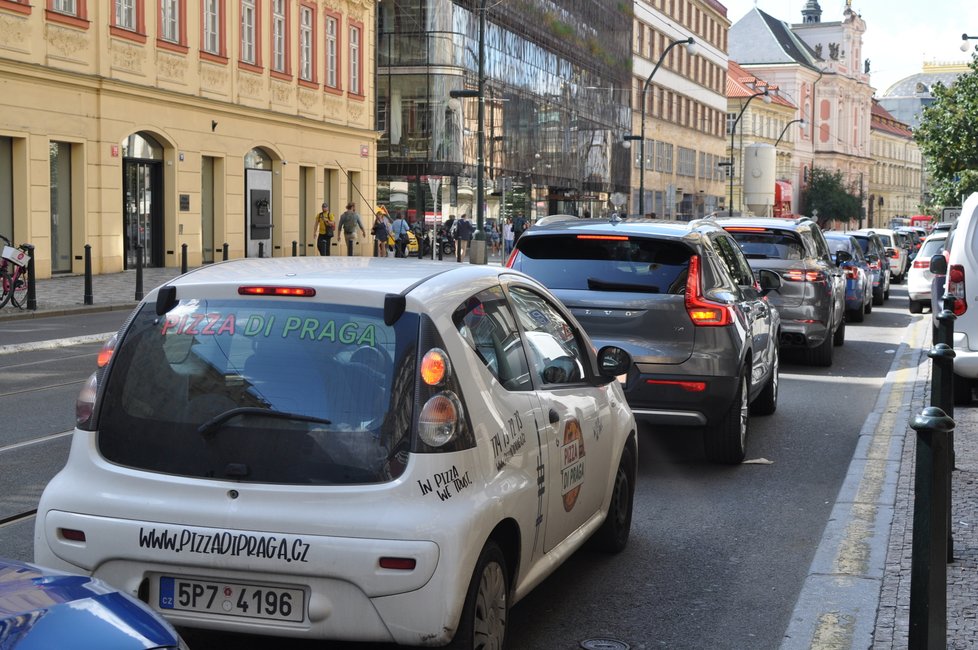 Práce na opravě mostu přes Divadelní ulici způsobily v posledním týdnu kolaps dopravy. Nejen na národní vznikají nekonečné kolony aut. (3. září 2021)