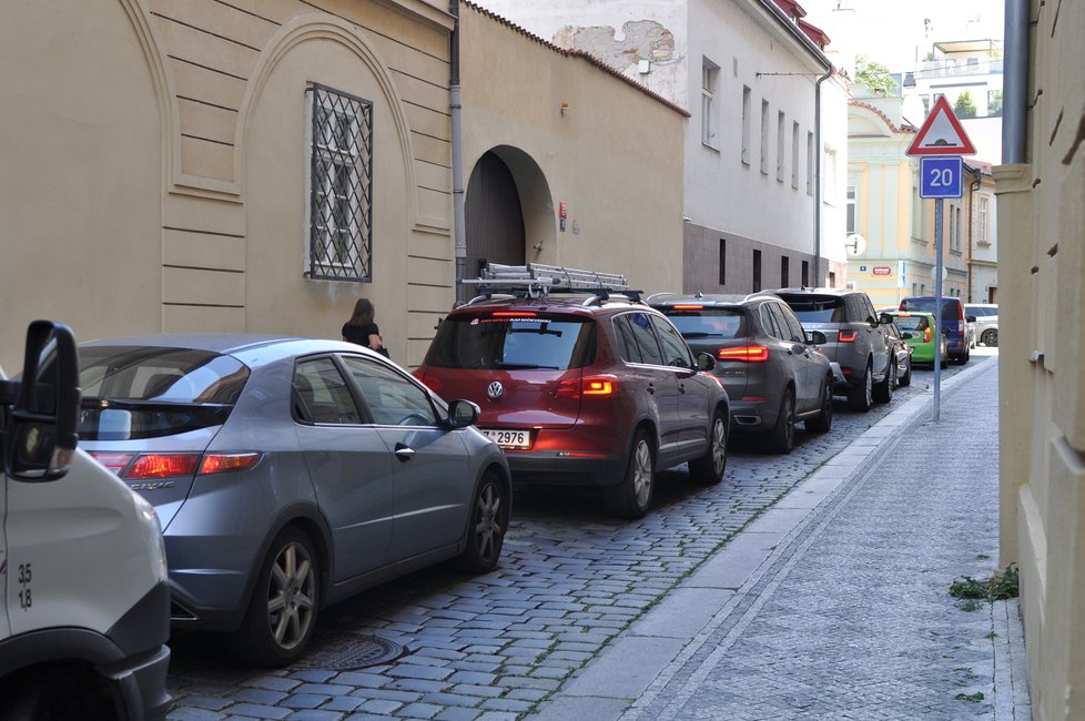 Práce na opravě mostu přes Divadelní ulici způsobily v posledním týdnu kolaps dopravy. Nejen na národní vznikají nekonečné kolony aut. (3. září 2021)