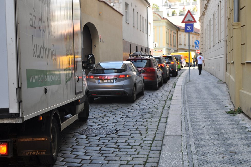 Práce na opravě mostu přes Divadelní ulici způsobily v posledním týdnu kolaps dopravy. Nejen na národní vznikají nekonečné kolony aut. (3. září 2021)