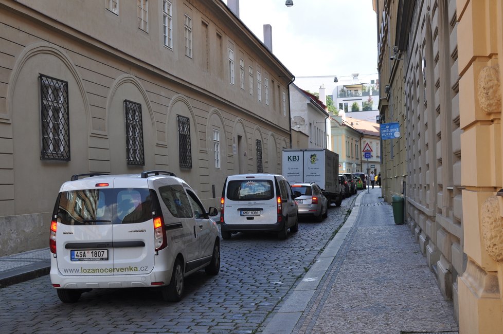 Práce na opravě mostu přes Divadelní ulici způsobily v posledním týdnu kolaps dopravy. Nejen na národní vznikají nekonečné kolony aut. (3. září 2021)