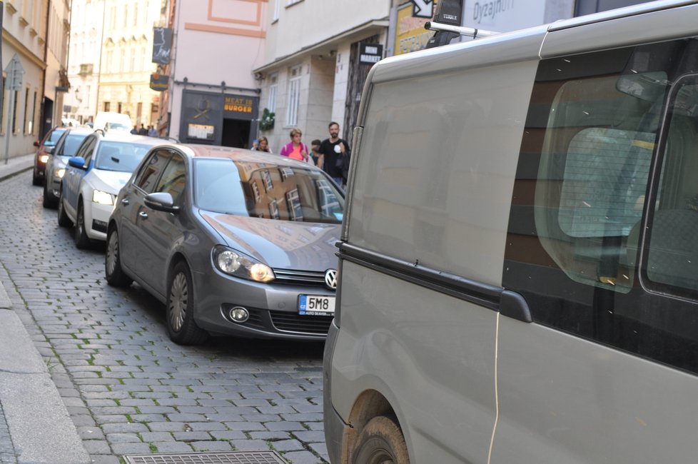 Práce na opravě mostu přes Divadelní ulici způsobily v posledním týdnu kolaps dopravy. Nejen na národní vznikají nekonečné kolony aut. (3. září 2021)