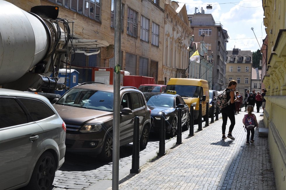 Práce na opravě mostu přes Divadelní ulici způsobily v posledním týdnu kolaps dopravy. Nejen na národní vznikají nekonečné kolony aut. (3. září 2021)