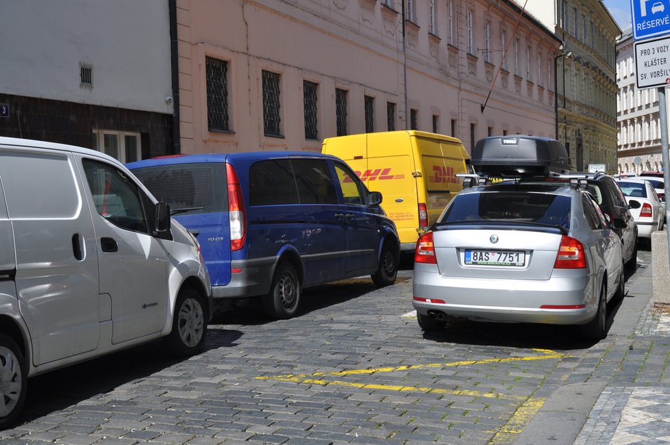 Práce na opravě mostu přes Divadelní ulici způsobily v posledním týdnu kolaps dopravy. Nejen na národní vznikají nekonečné kolony aut. (3. září 2021)