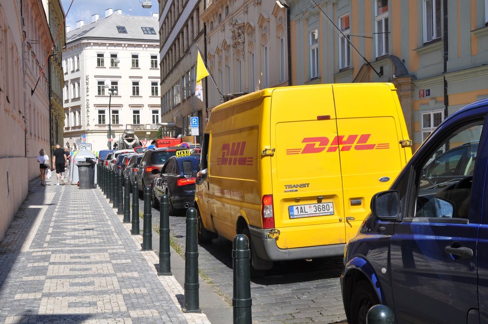 Práce na opravě mostu přes Divadelní ulici způsobily v posledním týdnu kolaps dopravy. Nejen na národní vznikají nekonečné kolony aut. (3. září 2021)