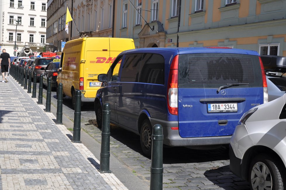 Práce na opravě mostu přes Divadelní ulici způsobily v posledním týdnu kolaps dopravy. Nejen na národní vznikají nekonečné kolony aut. (3. září 2021)