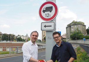 Instalace dopravního značení zakazující vjezd tranzitní nákladní dopravy nad 12 tun přes rezidenční části města, 16. 6. 2023