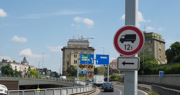 Instalace dopravního značení zakazující vjezd tranzitní nákladní dopravy nad 12 tun přes rezidenční části města, 16. 6. 2023
