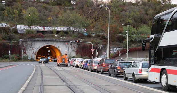 Kolony před vjezdem do Letenského tunelu.