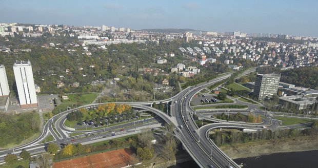 Praha 8 prosazuje zahloubení ulice V Holešovičkách a návrat tramvajové trati