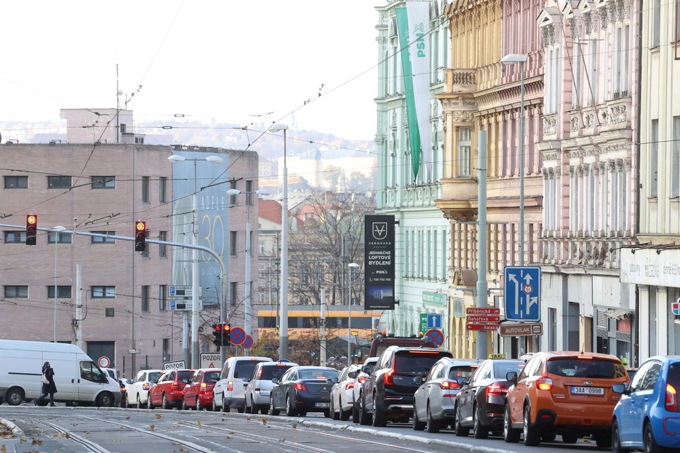 Doprava na Žižkově opět kolabuje. Může za to předevší 7 aktuálních oprav a uzavírek na páteřních komunikacích