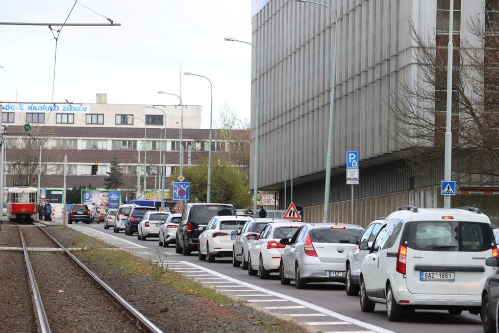 Doprava na Žižkově opět kolabuje. Může za to předevší 7 aktuálních oprav a uzavírek na páteřních komunikacích