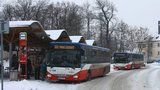 Sněhová spoušť ochromila dopravu na Praze-východ. Autobusy mají velká zpoždění, některé nevyjely