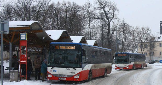 Sněhová spoušť ochromila dopravu na Praze-východ. Autobusy mají velká zpoždění, některé nevyjely