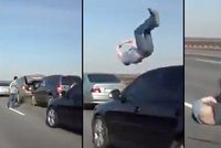 Hrůzné salto uprostřed ruské dálnice: Muže srazilo auto