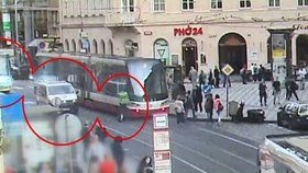 Vodičkovou ulicí se řítil zkouřený muž na jednokolce, málem narazil do tramvaje.