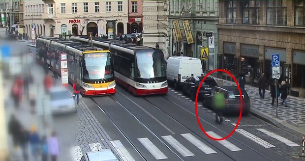 Vodičkovou ulicí se řítil zkouřený muž na jednokolce, málem narazil do tramvaje.